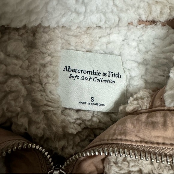 Abercrombie and Fitch Women’s Cinched Cocoon Sherpa Half-Zip - Picture 4 of 4